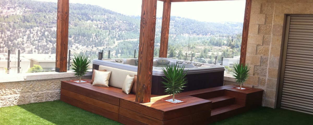 ג'קוזי מעץ בחוץ פרוייקט של נועם אמירי