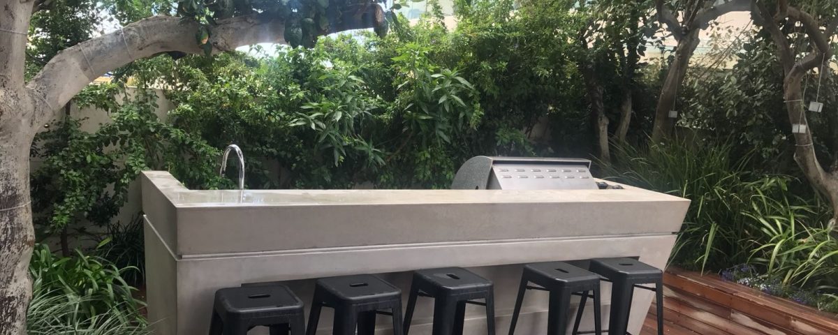 מטבח חוץ עם כיסאות בר