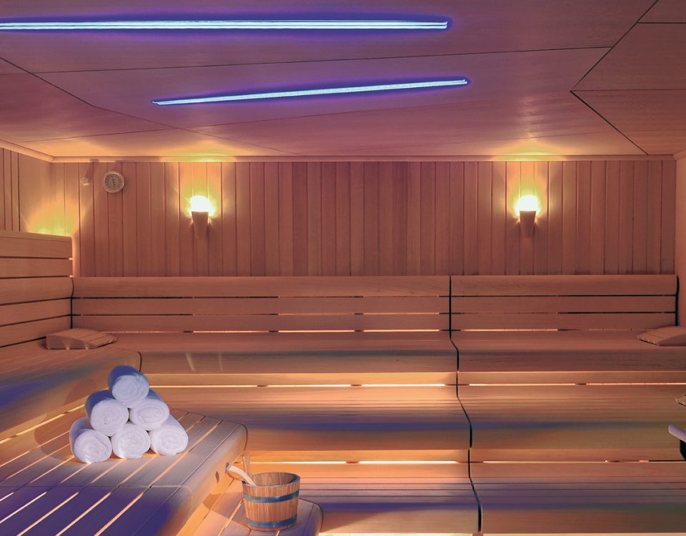 סאונה יבשה Klafs Primium בחיפוי פנלים המלוק ורטיקאליים