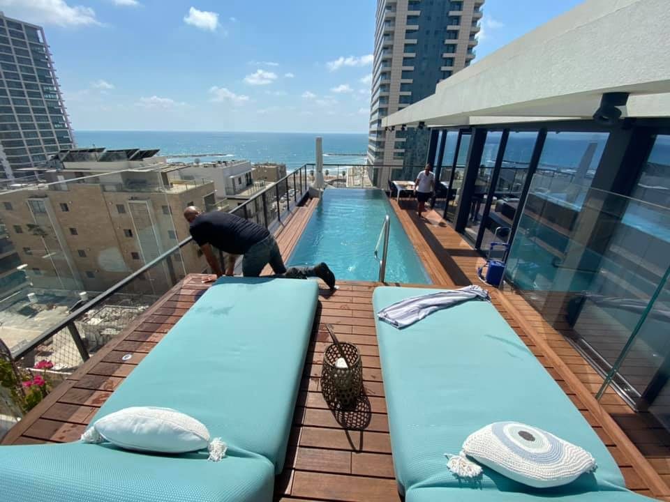 בריכת שחייה נירוסטה טיילת הרברט סמואל