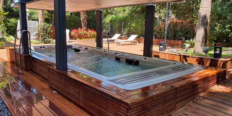 בריכת זרמים עם צל