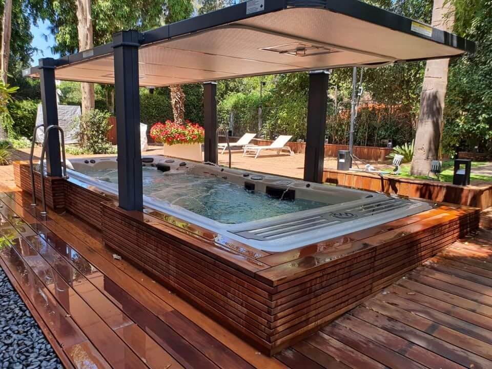 בריכת זרמים עם צל