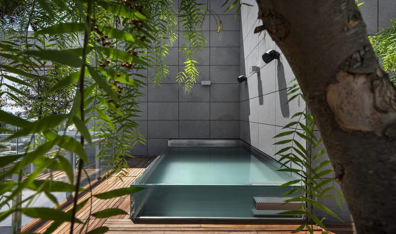 בריכת גלישה עם דופן שקופה