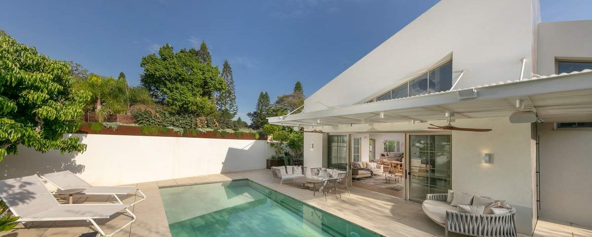 בריכה עם רצפה הידראולית