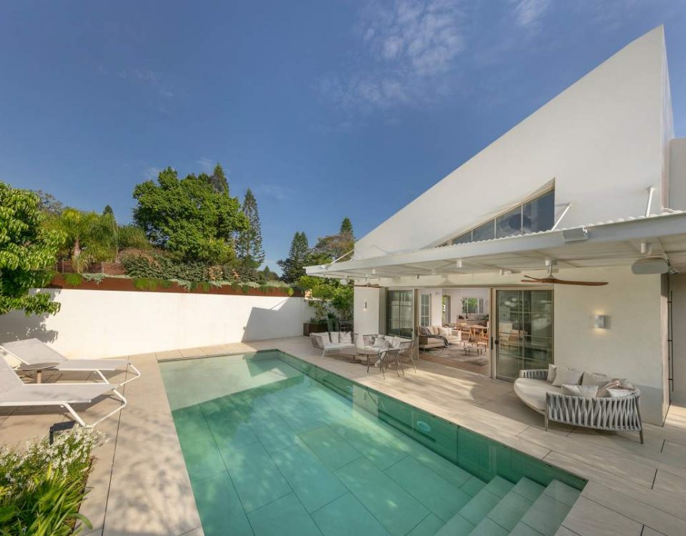 בריכה עם רצפה הידראולית