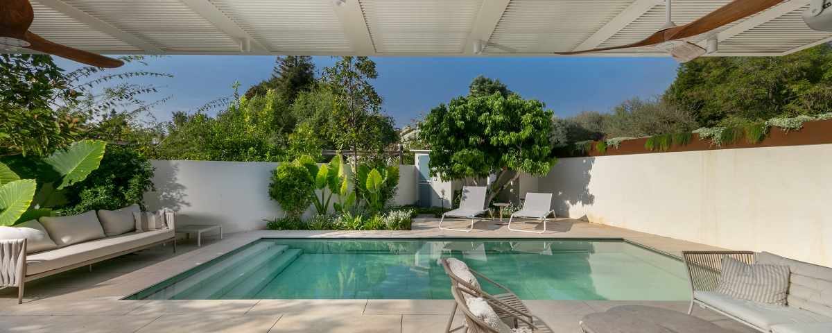 רצפה צפה לבריכה