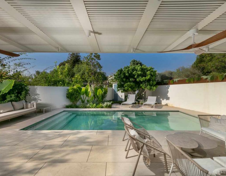 רצפה צפה לבריכה